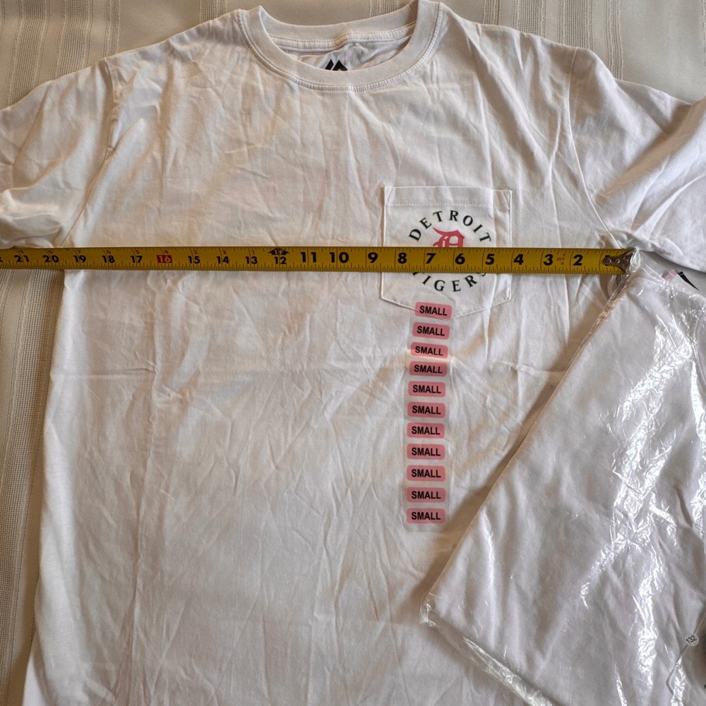 Majestic Detroit Tigers White Pocket T-Shirt Rose Graphic MLB Small NWT - Picture 4 of 6